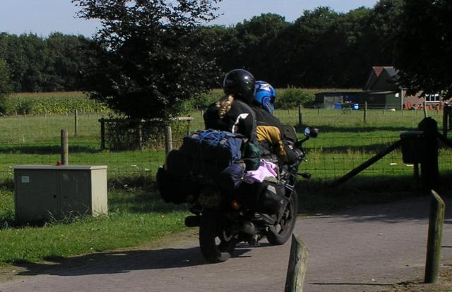 Evert en Mireille met de motor, foto 1 (© Christien)