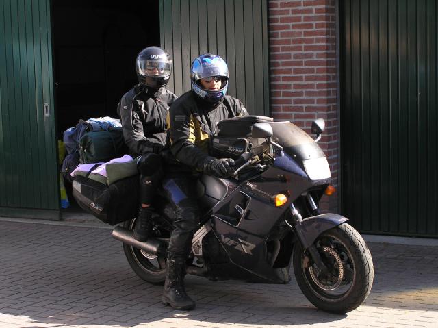 Evert en Mireille met de motor, foto 3 (© Christien)