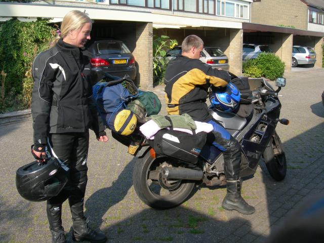 Evert en Mireille met de motor, foto 2 (© Henk)