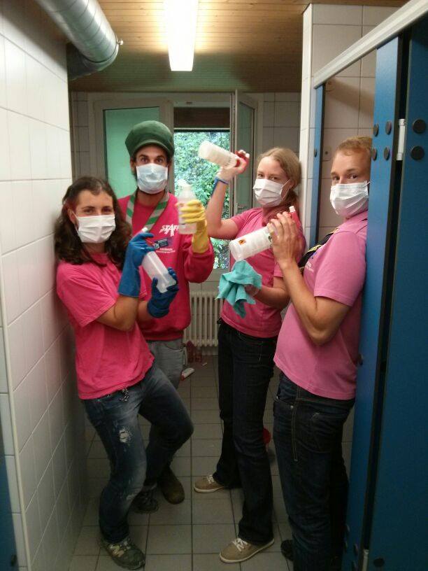 Hike- en kliminstructeurs die wc's schoonmaken, extra desinfectierondes vanwege het buikgriepvirus (normaal is het zonder mondkapjes)